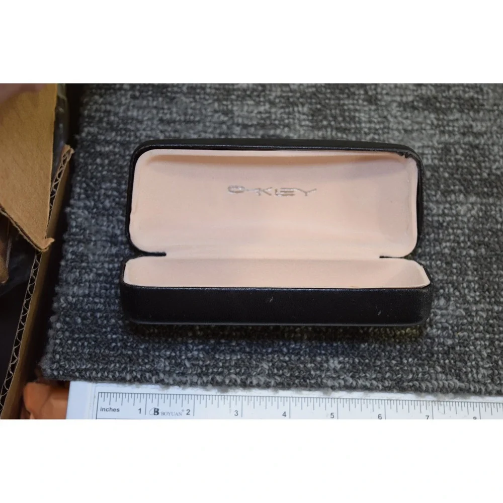Oakley Sunglasses Eyeglasses Clam Shell Black - Logo CASE ONLY - Flaw